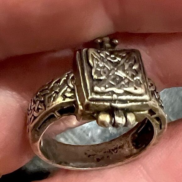 Rare Borgia ring with top locket or secret compartment size 6.5 - Picture 7 of 8